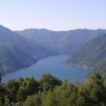 vista del lago di como da pigra, valle intelvi