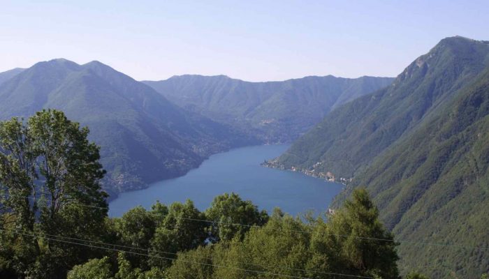 vista del lago di como da pigra, valle intelvi